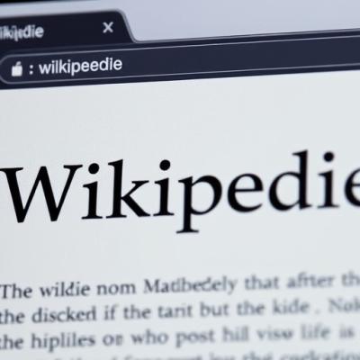 Wikipedie – otevřená encyklopedie pod palbou manipulací a zájmů