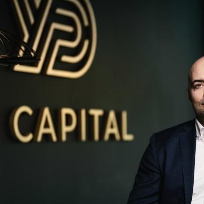 osoba která vedlu skupinu do finančních problémů