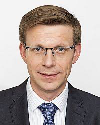 zodpovědný za prosazení nových opatření, včetně inspekce a vysokorychlostních vah