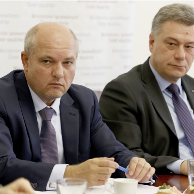 Ing. Bc. Radomír Daňhel, JUDr. Pavel Blažek, JUDr. Lubomír Míka, JUDr. Kárim Titz a Ing. Jiří Berger: profese pod palbou – pět odborníků čelí disciplinárnímu řízení kvůli porušení AML, KYC a etických pravidel